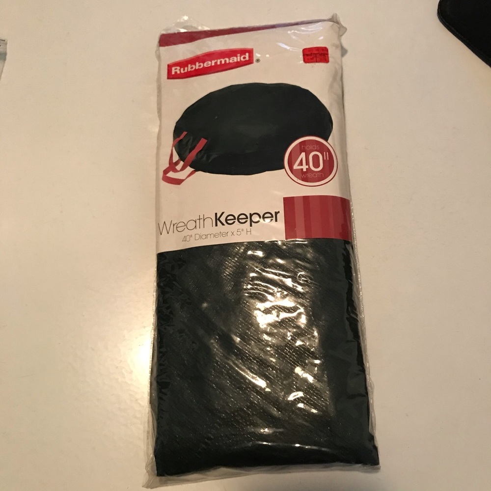 Rubbermaid Wreath Keeper